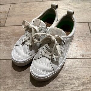 Cariuma Women’s OCA Low White Pebbled Leather Sneakers